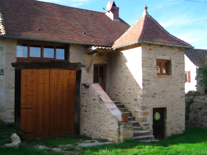  Gite du Mouchot Mancey Tournus Enti�rement r�nov� en 2005, le g�te marie le charme de l�ancien et le confort du moderne. Il est au calme, ind�pendant, � proximit� du propri�taire. Le grand salon-salle � manger s�agr�mente d�une chemin�e. La cuisine �quip�e donne sur le coin repas. A l��tage, on trouve une premi�re chambre avec un lit pour deux personnes (160 cm), la salle d�eau et les toilettes s�par�es. Au deuxi�me �tage, une grande chambre mansard�e accueille deux lits d�une personne (90 cm).
Equipement: lave-linge, r�frig�rateur/cong�lateur, lave-vaisselle, t�l�vision, four micro-ondes� Chauffage �lectrique. Chemin�e.